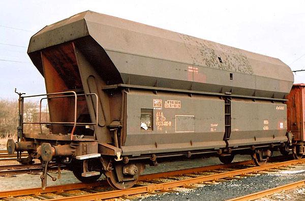 Set of 3 high capacity hopper cars (set # 3)<br /><a href='images/pictures/Roco/66051.jpg' target='_blank'>Full size image</a>